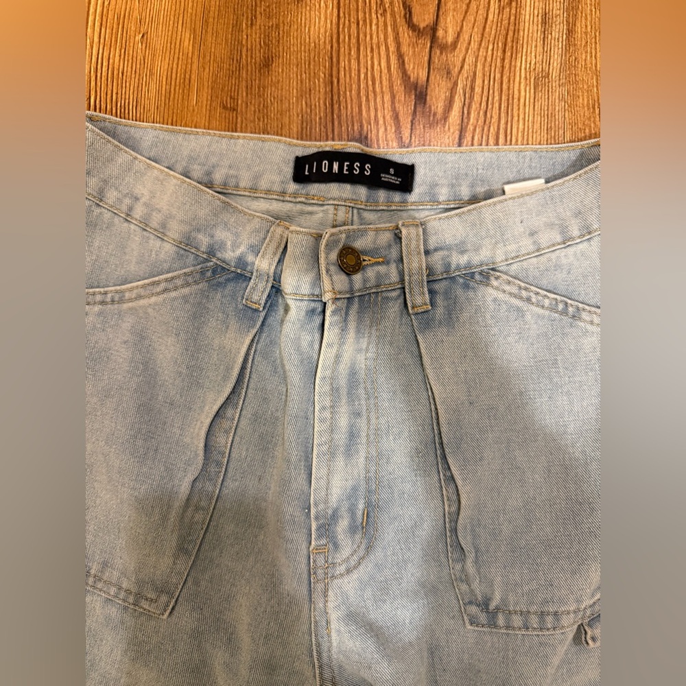 Lioness light wash cargo barrel jean pants size small. Great condition - Picture 5 of 6